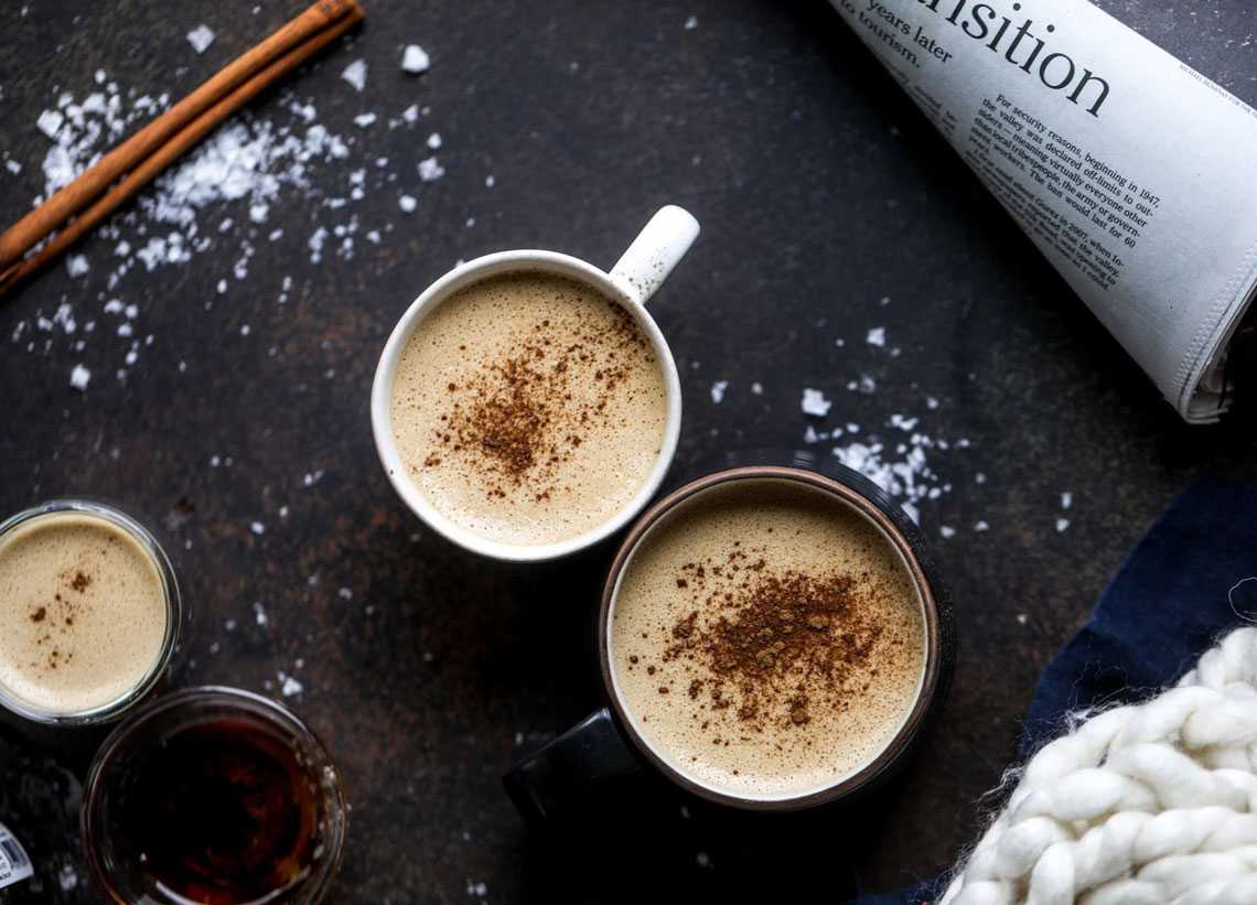 Кофе пить и красивая чашка. Девушка с кофе. Человек с чашкой чая. Кофе по утрам пьете. "на чашечку кофе…?!".