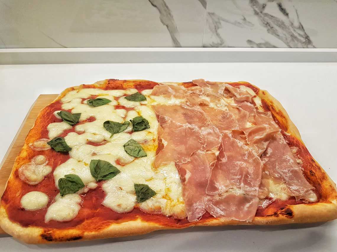 Домашняя пицца в духовке рецепт начинки. Начинки для итальянской пиццы. Начинка для пиццы в домашних условиях. Почему пицца прилипает к пергаментной бумаге.